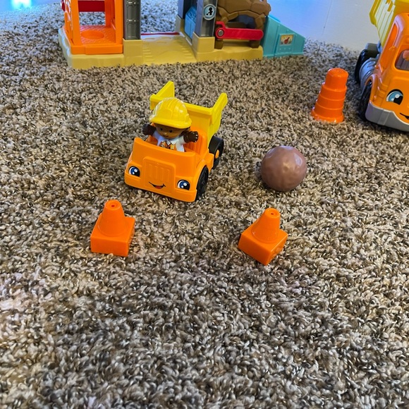 LIKE NEW FISHER PRICE CONSTRUCTION SITE SET - Picture 9 of 11